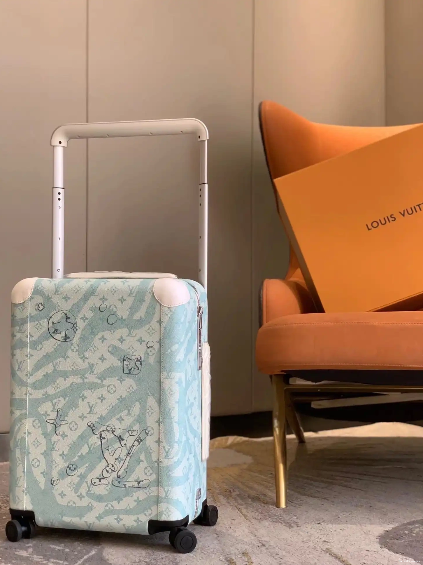 37L AQUAGARDEN 55 SUITCASE HORIZON VERSION) (2024 CUSTOM CABIN 0610